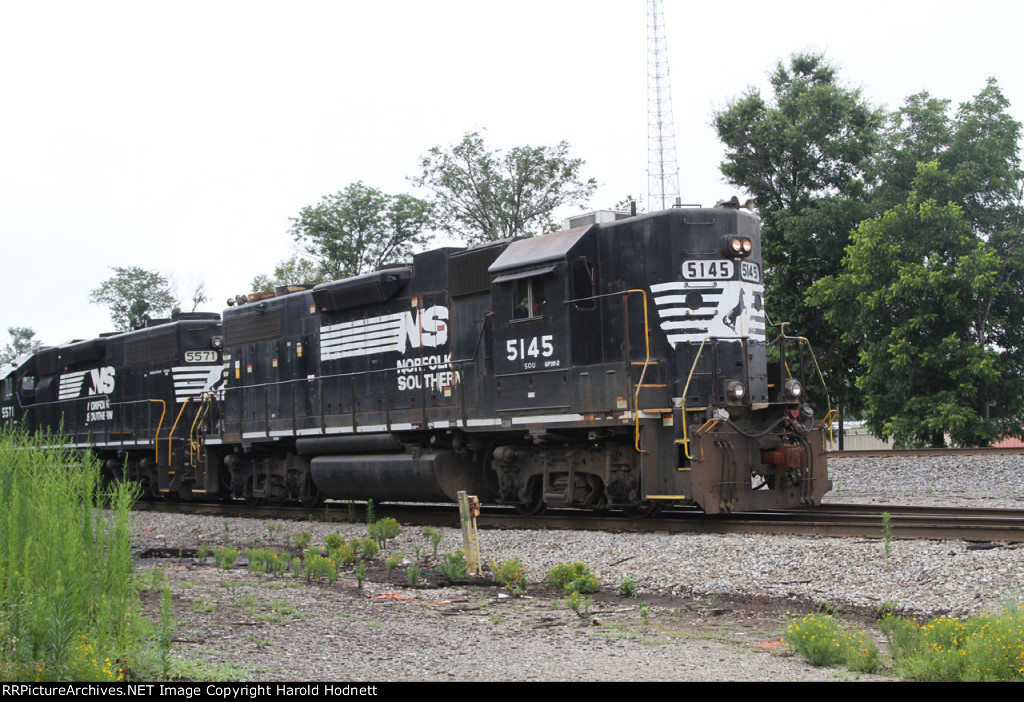 NS 5145 & 5571 lead train PP05 up the yard lead towards Elm